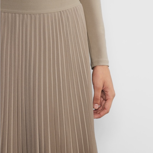 Aritzia Twirl Pleated Skirt, XS, mint green - Picture 4 of 11